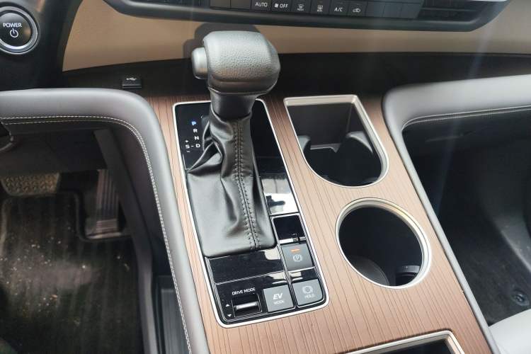 Used Toyota Granvia 2024 2.5L Hybrid Comfort Edition