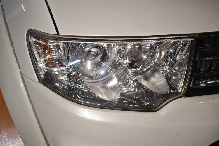 Used Mitsubishi Pajero Sport 2013 3.0L Automatic 4x4 Flagship Edition Right Front Headlight
