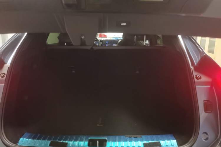 Used Lynk & Co 08 EM-P 2025 220 km All-Wheel-Drive Performance Halo