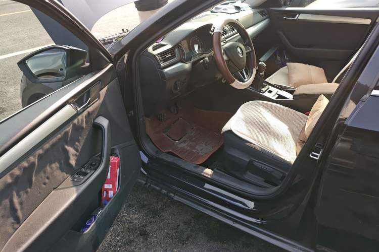 Used Skoda Superb 2016 TSI280 Manual Front-Drive Version Interior 3