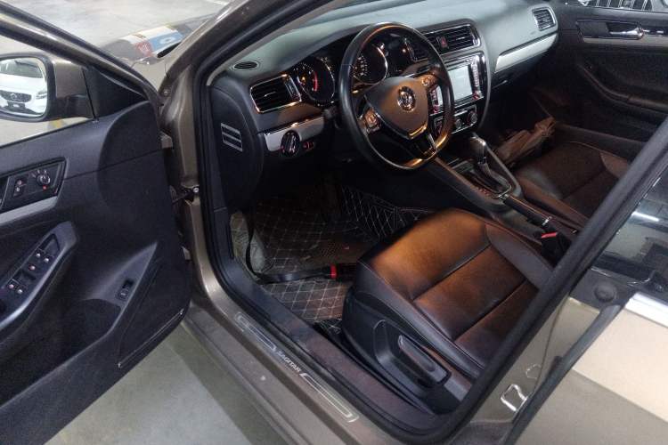 Used Volkswagen Sagitar 2017 230TSI Automatic Comfort Version
