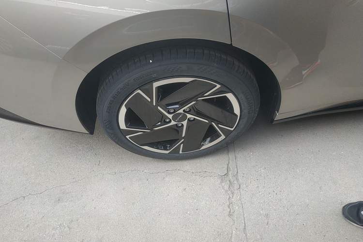 Used Lynk & Co 07 2024 EM-P 126 Long-Range Halo Right Rear Wheel Hub