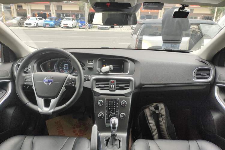 Used Volvo V40 2016 T3 Zhiyi Edition
