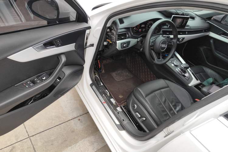 Used Audi A4L 2019 40 TFSI Fashion Edition China VI Emission Standard Driver Seat