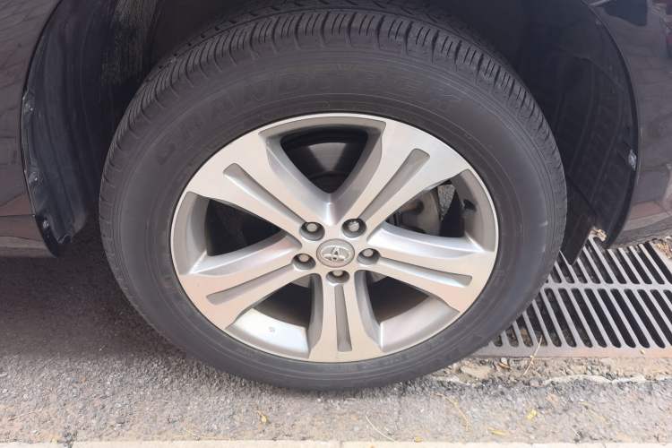 Used Toyota Highlander 2011 2.7L Two-Wheel Drive 5-Seater Sport Edition Right Front Wheel Hub