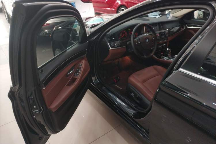 Used BMW 5 Series 2014 525Li Leading Model
