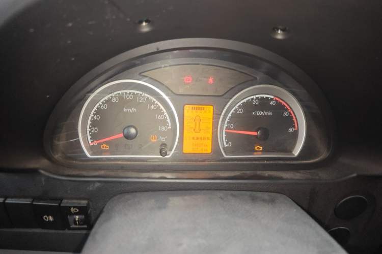 Used Dongfeng Yufeng Yufeng 2020 2.3T Economy Standard Edition Logistics Vehicle Short Wheelbase Mid-Roof Design 5-9 Seats WP2.3
