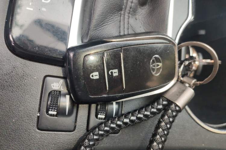 Used Toyota Highlander 2015 2.0T Four-Wheel Drive Luxury Edition 7-Seater Vehicle Key