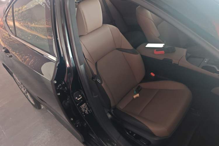 Used Lexus ES 2025 300h Deluxe Edition
