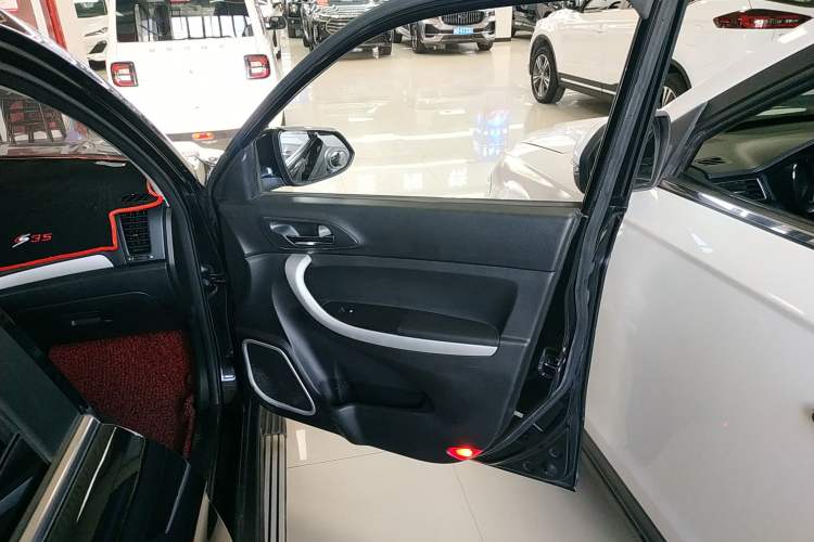 Used CHANGAN CS35 2016 1.6L Automatic Luxury Model China V Standard
