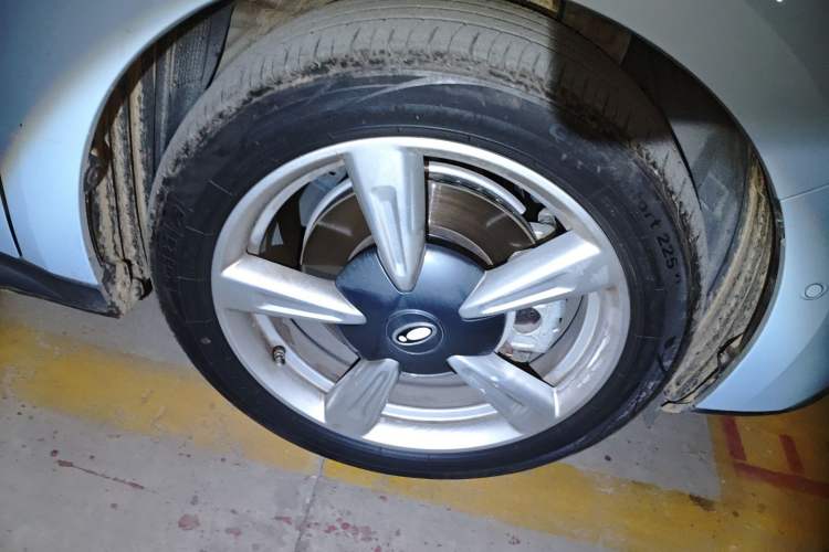 Used ORA Good Cat 2022 Morandi Edition 400km Standard Range Premium Version Lithium-Ion Battery Right Front Wheel Hub