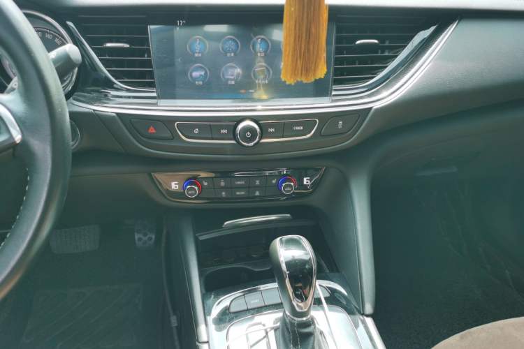 Used Buick Regal 2017 20T Elite Edition Audio And AC Panel