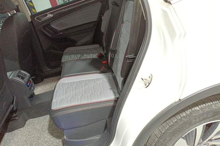 Used Volkswagen Tiguan L New Energy 2023 430 PHEV Plug-in Hybrid Flagship Edition Left Rear Seat