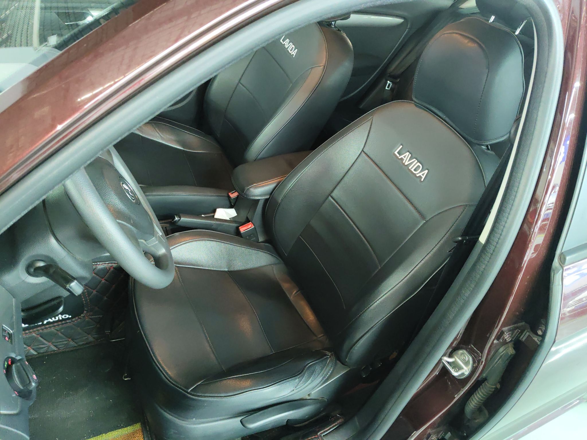 المقاعد الأمامية داخل السيارة