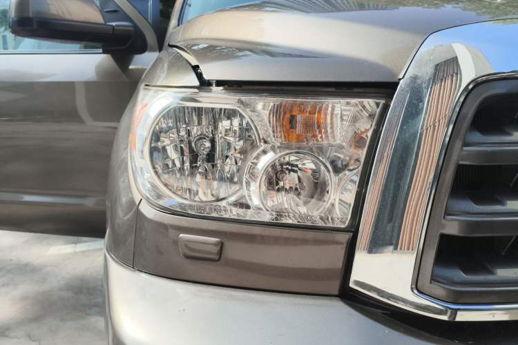 Used Toyota Sequoia  Right Front Headlight
