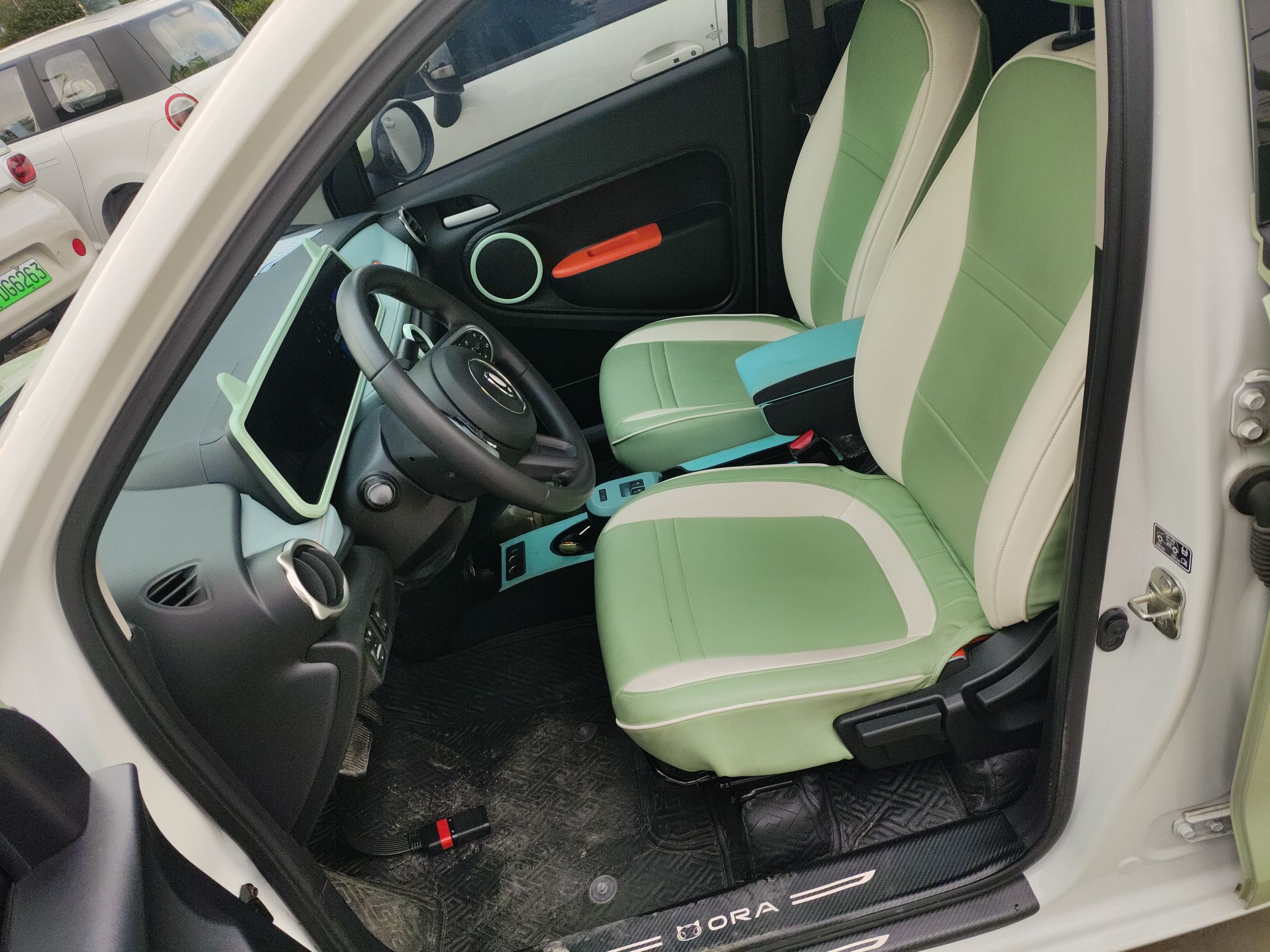 المقاعد الأمامية داخل السيارة