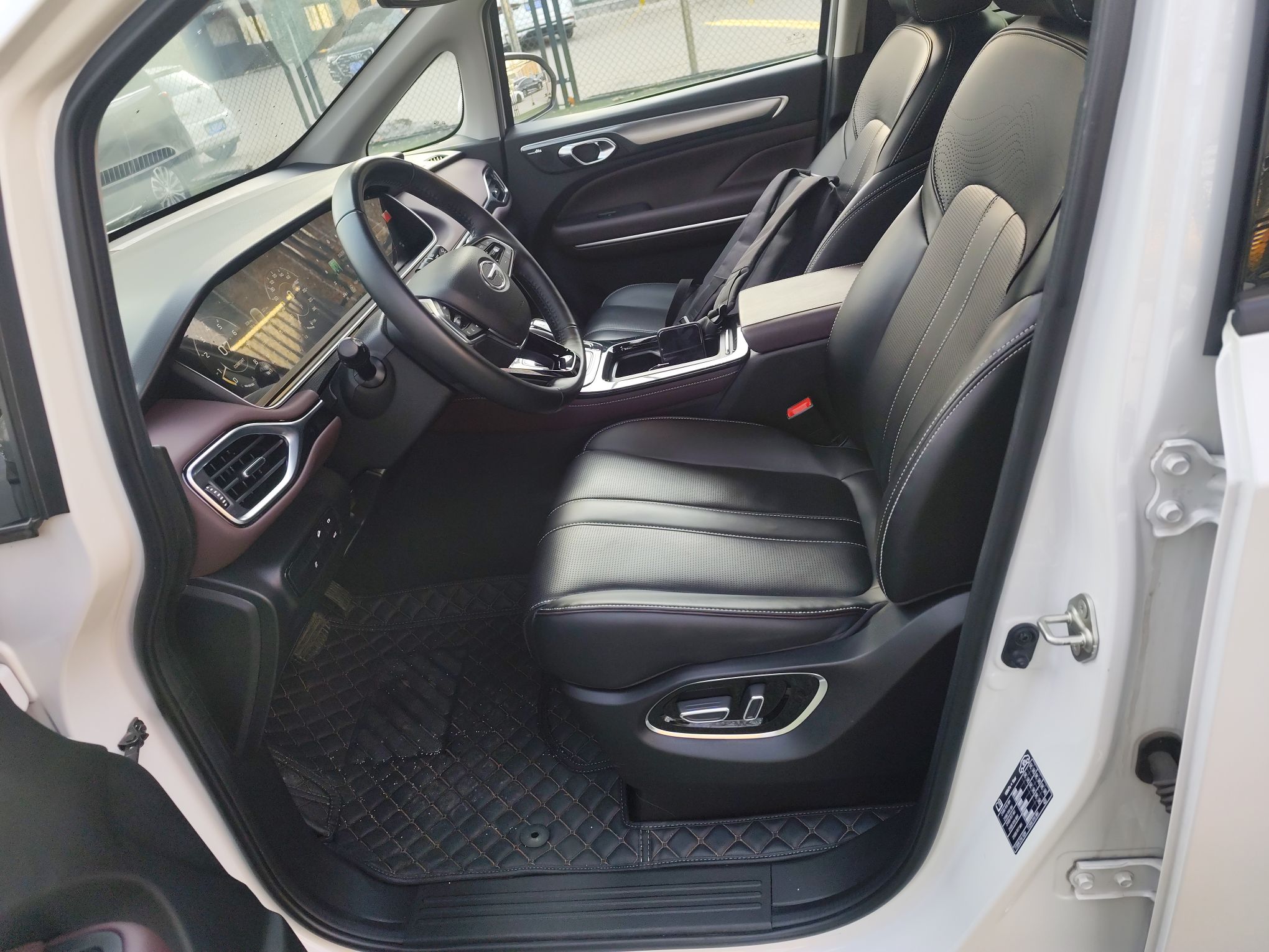 Переднее сиденье в автомобиле