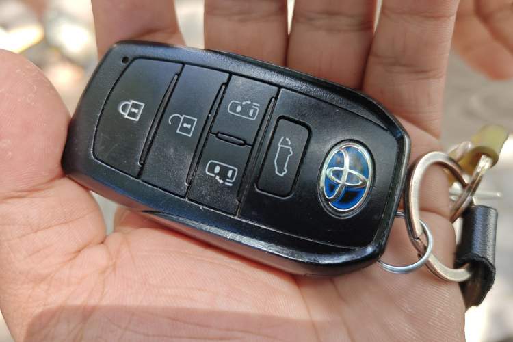 Used Toyota Sienna 2023 2.5L Hybrid Deluxe Edition