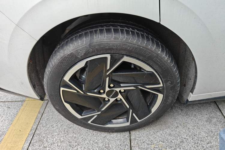 Used Lynk & Co 07 2024 EM-P 126 Long-Range Pro Exterior 5