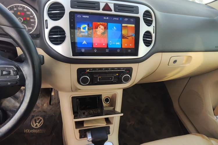 Used Volkswagen Tiguan 2010 2.0 TSI Automatic All-Wheel-Drive Elite Edition Audio And AC Panel