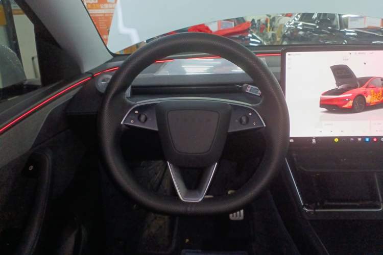 Used Tesla Model Y 2025 Long-Range All-Wheel-Drive Version
