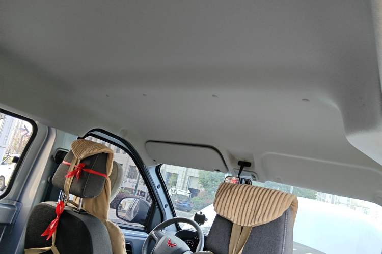 Used Wuling Yangguang 2024 300KM Comfort Version Passenger Van 75kW Headliner