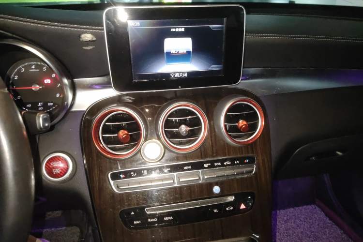 Used Mercedes-Benz GLC 2018 Facelift GLC 260 4MATIC Luxury Edition Audio And AC Panel