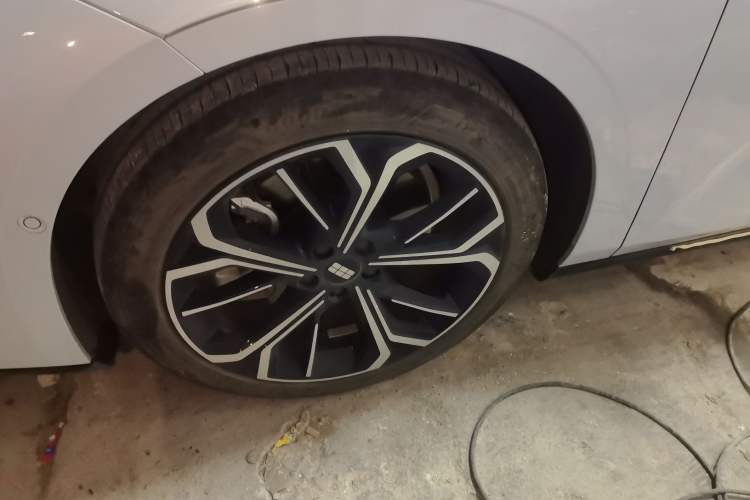 Used Geely Galaxy E8 2025 700 km Long-Range Intelligent Driving Version Left Front Wheel Hub