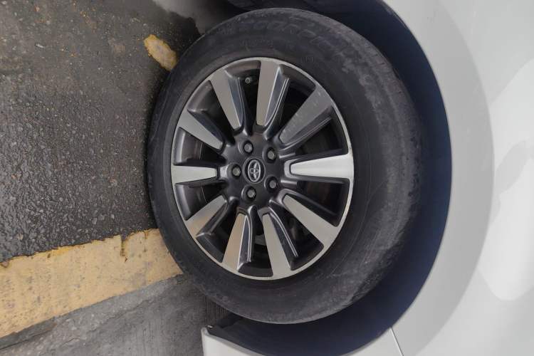 Used Toyota SIENNA 2018 3.5 Four-Wheel Drive LE Version 7 Seats – Canadian Edition Right Front Wheel Hub