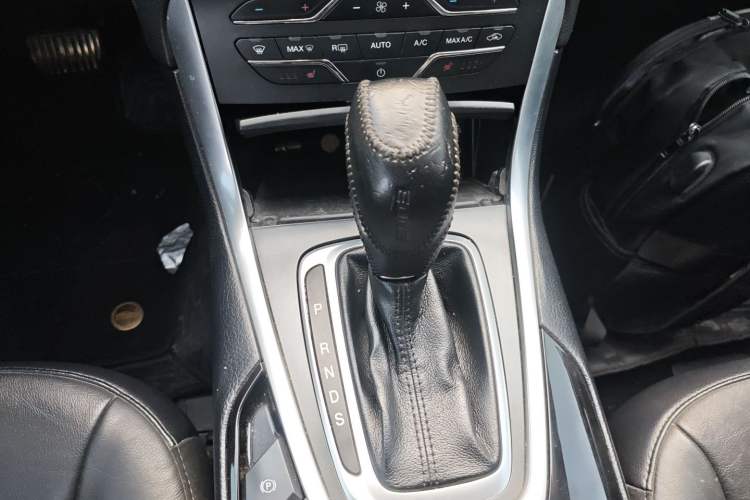 Used Ford Edge 2016 EcoBoost 245 Two-Wheel-Drive Titanium 7-Seater Gear Lever