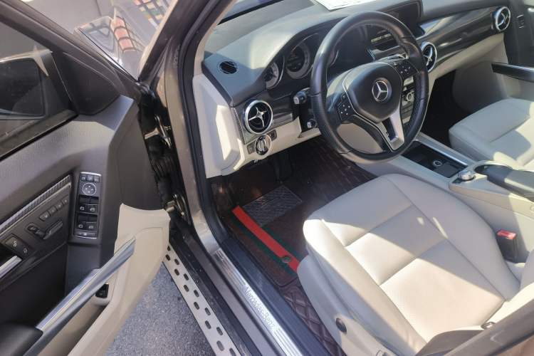 Used Mercedes-Benz GLK-Class 2013 GLK 300 4MATIC Dynamic Sunroof Model