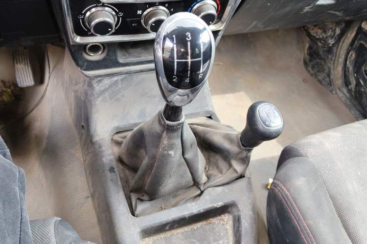 Used Isuzu Pickup 2015 2.8T Four-Wheel Drive 4JB1CT Gear Lever