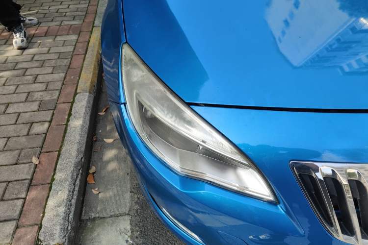 Used Buick GT 2010 XT 1.6L Automatic Fashion Edition Right Front Headlight