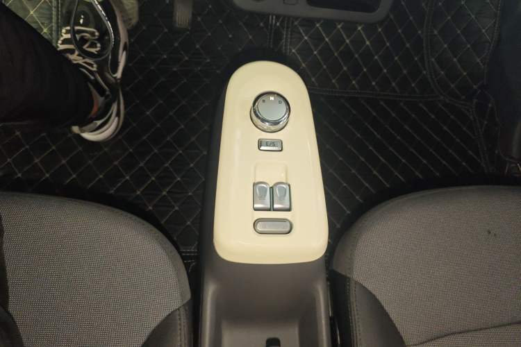 Used CHANGAN NEVO Lumin 2022 155 km – Refreshingly Sweet Edition Gear Lever