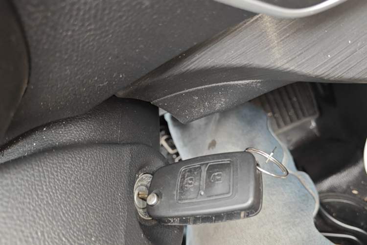 Used CHANGAN KAICHENG Ruixing EM80 2025 Passenger Version Comfort Edition 6-Seater 300 km Dual-Swing Doors Interior 1