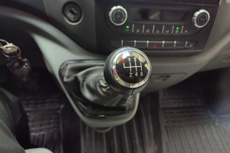 Used Foton Toano 2023 Joy Elephant Multi-Function Model Cummins 2.8T Manual Transmission Long Wheelbase Mid-Roof Design Rear Single Tire—Available in 5/6/7/9-Seater Configurations
