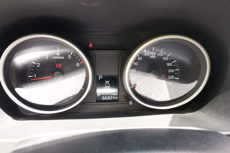 Used Haval H6 2013 Upgraded Model 2.4L Automatic Two-Wheel Drive Prestige Version
