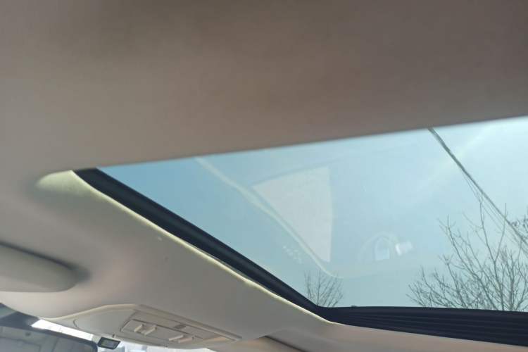 Used Ford Kuga 2013 2.0L GTDi Four-Wheel-Drive Elite Model Headliner