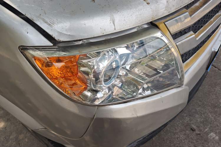 Used Dongfeng Yufeng 2018 2.3TA100 Standard Edition Logistics Vehicle Short Wheelbase Mid-Roof Design 5-9 Seater Powered by WP2.3
