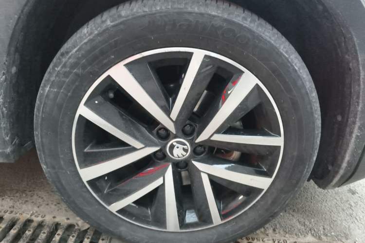 Used Skoda Kamiq 2021 1.5L Automatic Comfort Edition Right Front Wheel Hub