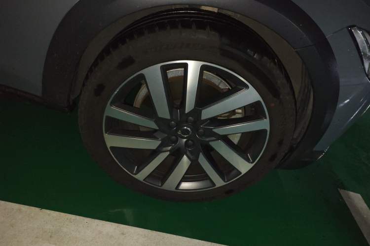 Used Volvo V90 2023 Cross Country B5 AWD Prestige Edition Right Front Wheel Hub