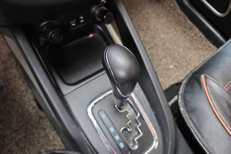 Used CHANGAN CS35 2014 1.6L Automatic Luxury Model China IV Standard Gear Lever