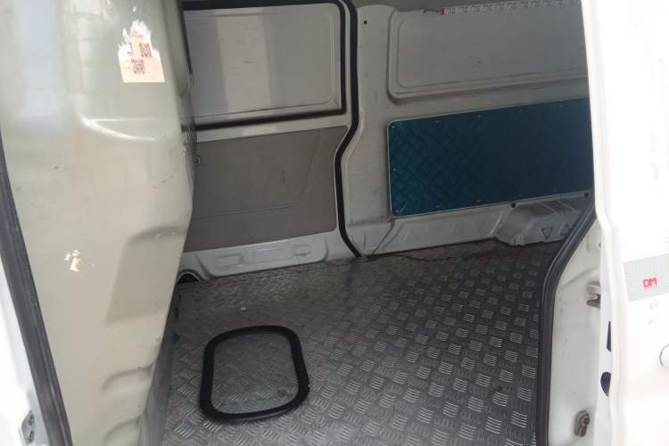 Used Sunlong DST 5 2021 All-Electric Van with 41.86 kWh Left Rear Seat