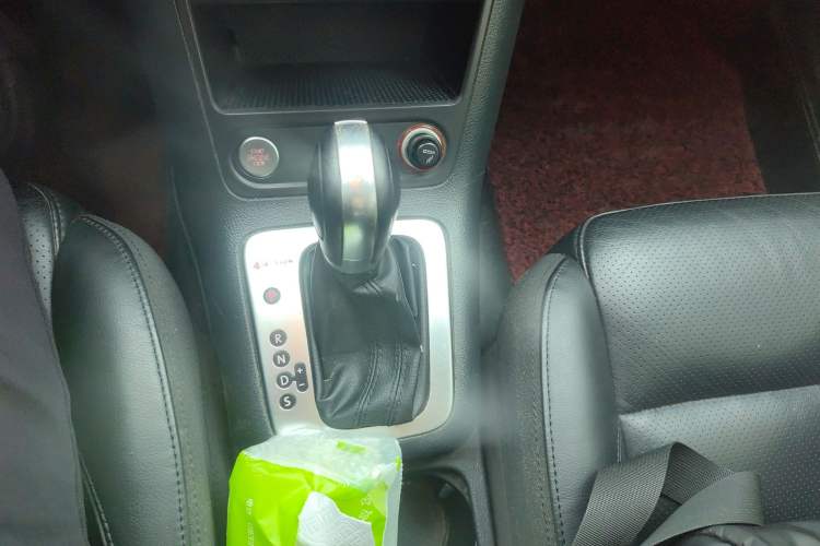 Used Volkswagen Tiguan 2015 2.0 TSI Automatic All-Wheel Drive Luxury Edition Gear Lever