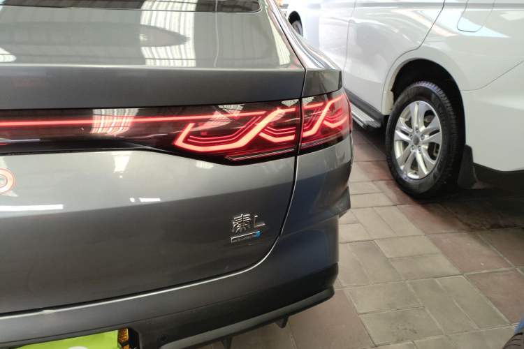 Used BYD Qin L 2025 DM-i Smart Drive 80KM Leading Model Right Rear Taillight