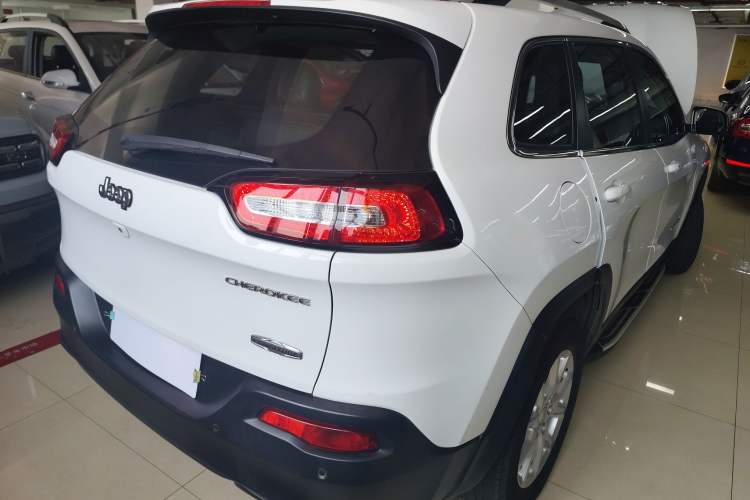 Used Jeep Cherokee 2016 2.0L Superior Edition