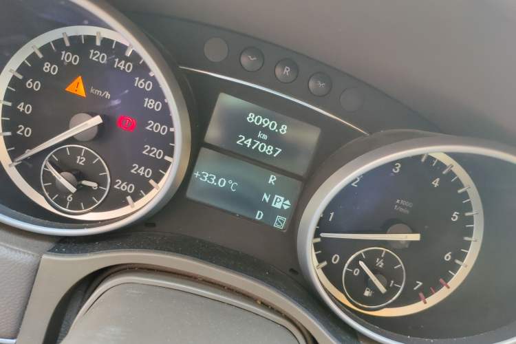 Used Mercedes-Benz GL-Class 2011 GL 450 4MATIC Prestige Edition Odometer Close Up