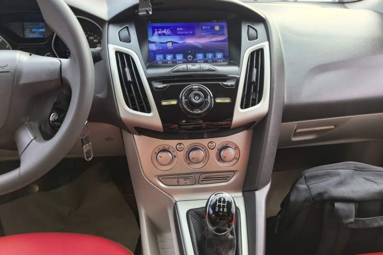 Used Ford Focus 2012 Sedan 1.6L Manual Comfort Model Audio And AC Panel