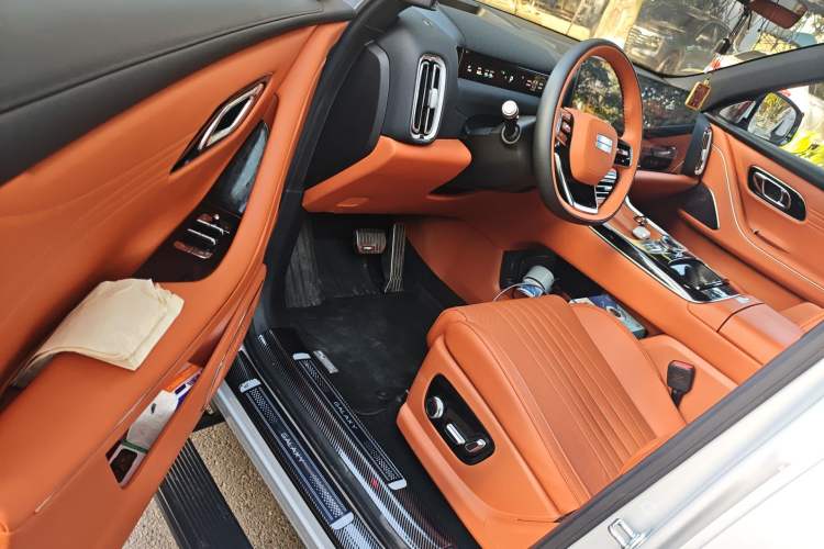 Used Geely Galaxy M9 2025 Model 210km Four-Wheel-Drive Leading Edition