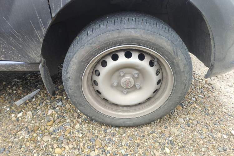 Used Jinbei Gold Hiace M Classic 2023 1.5L Engineering Lion Passenger Vehicle 5/6/7 Seats Right Front Wheel Hub